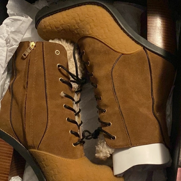 NWT Coach Haven Winter B Two Tone Block Heels Lug Coach Snow Boot - Picture 4 of 8